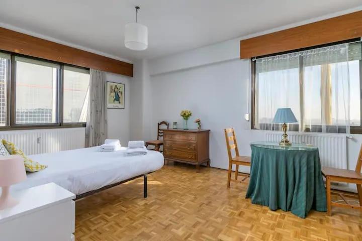 Vintage apartment on Plaza Castilla, Madrid