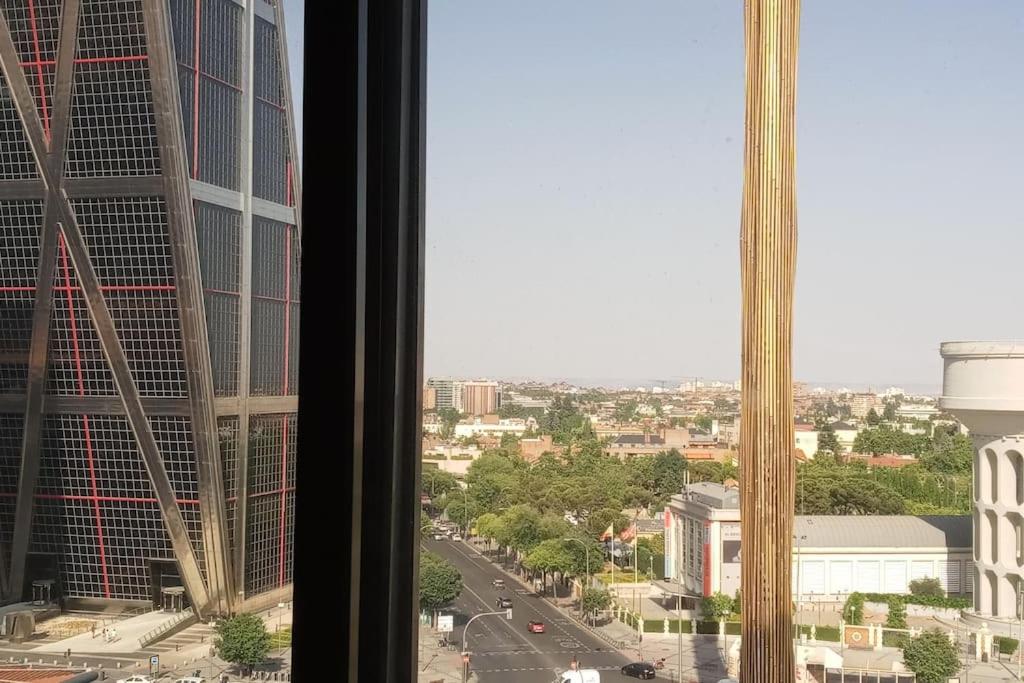 Vintage apartment on Plaza Castilla, Madrid