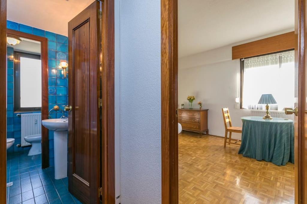 Vintage apartment on Plaza Castilla, Madrid