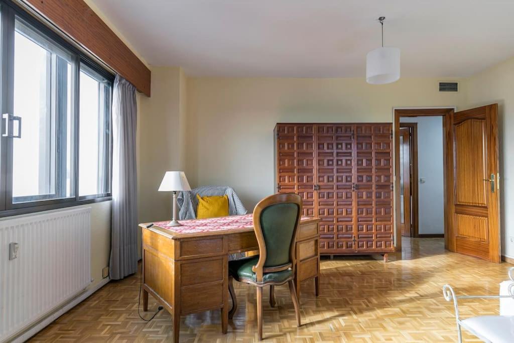 Vintage apartment on Plaza Castilla, Madrid