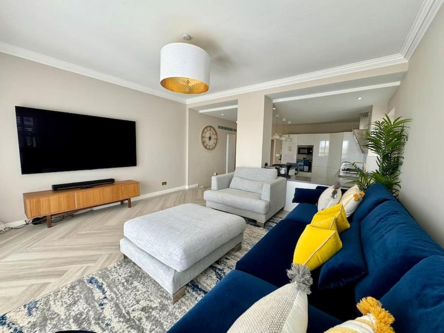 3 bed Garden Apt, Clifftop, sleeps 8 with parking and Lazy Spa view 3