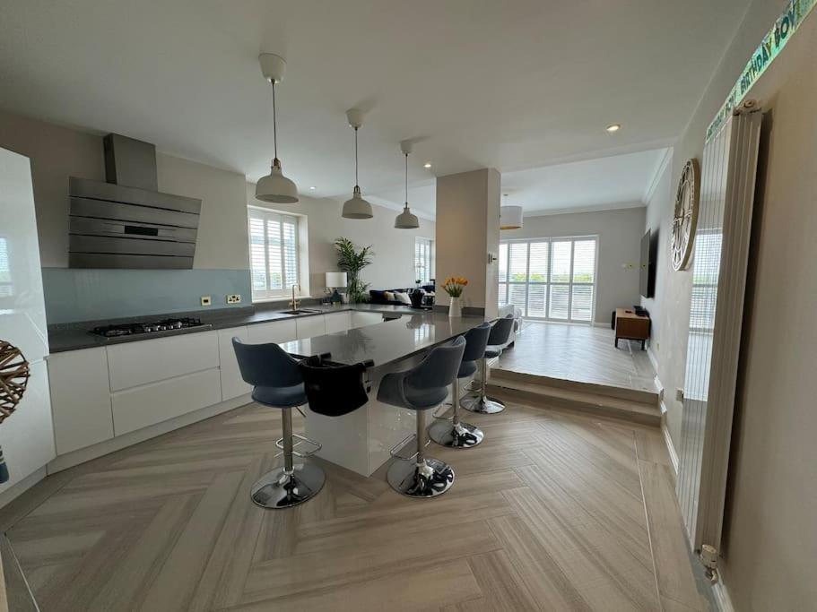 3 bed Garden Apt, Clifftop, sleeps 8 with parking and Lazy Spa view 4