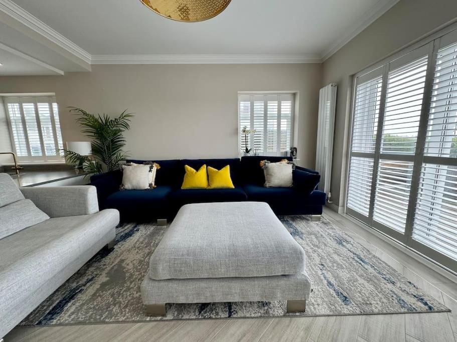 3 bed Garden Apt, Clifftop, sleeps 8 with parking and Lazy Spa view 2