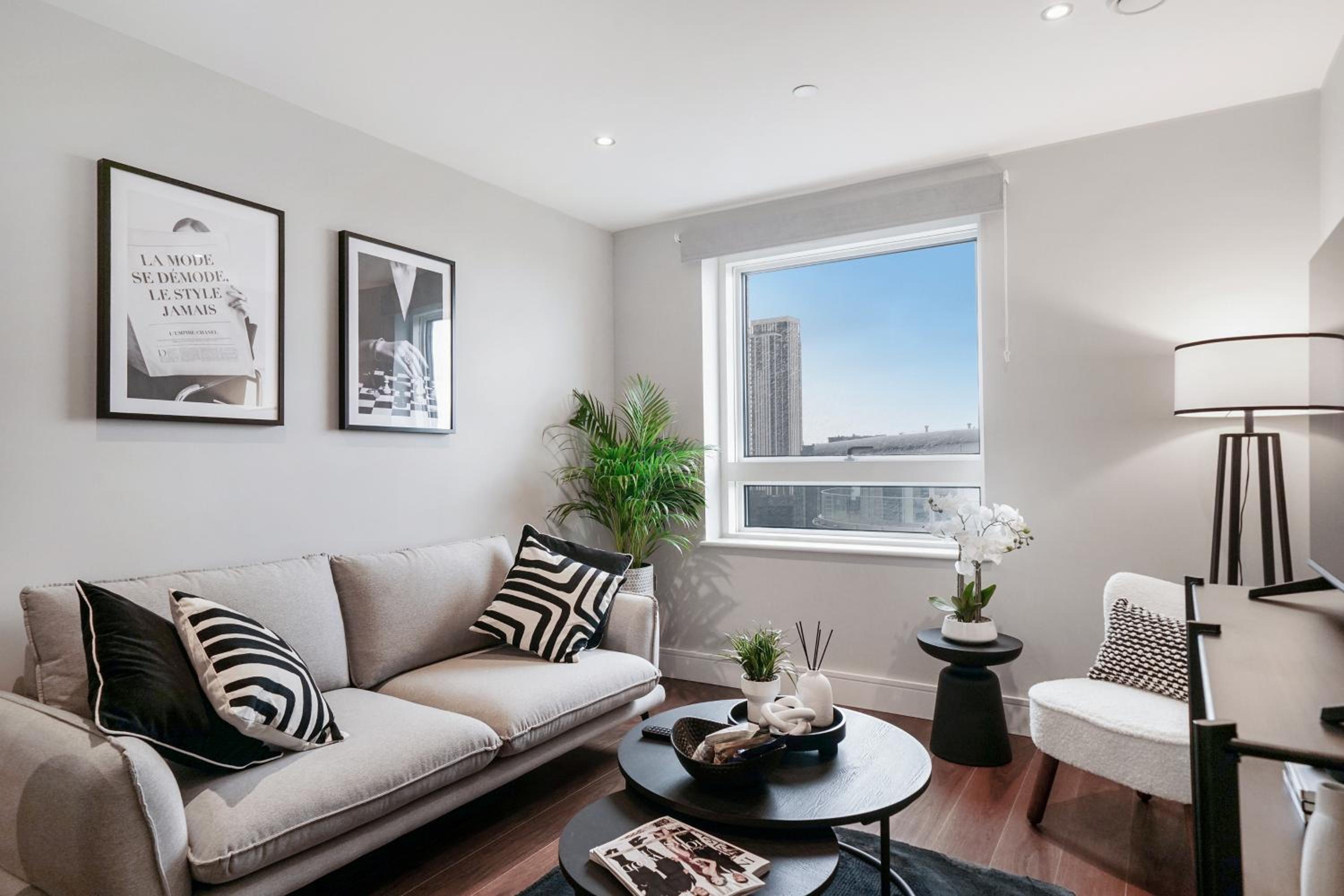 Stunning 2 bed, 2 bath high rise property minutes from Canary Wharf