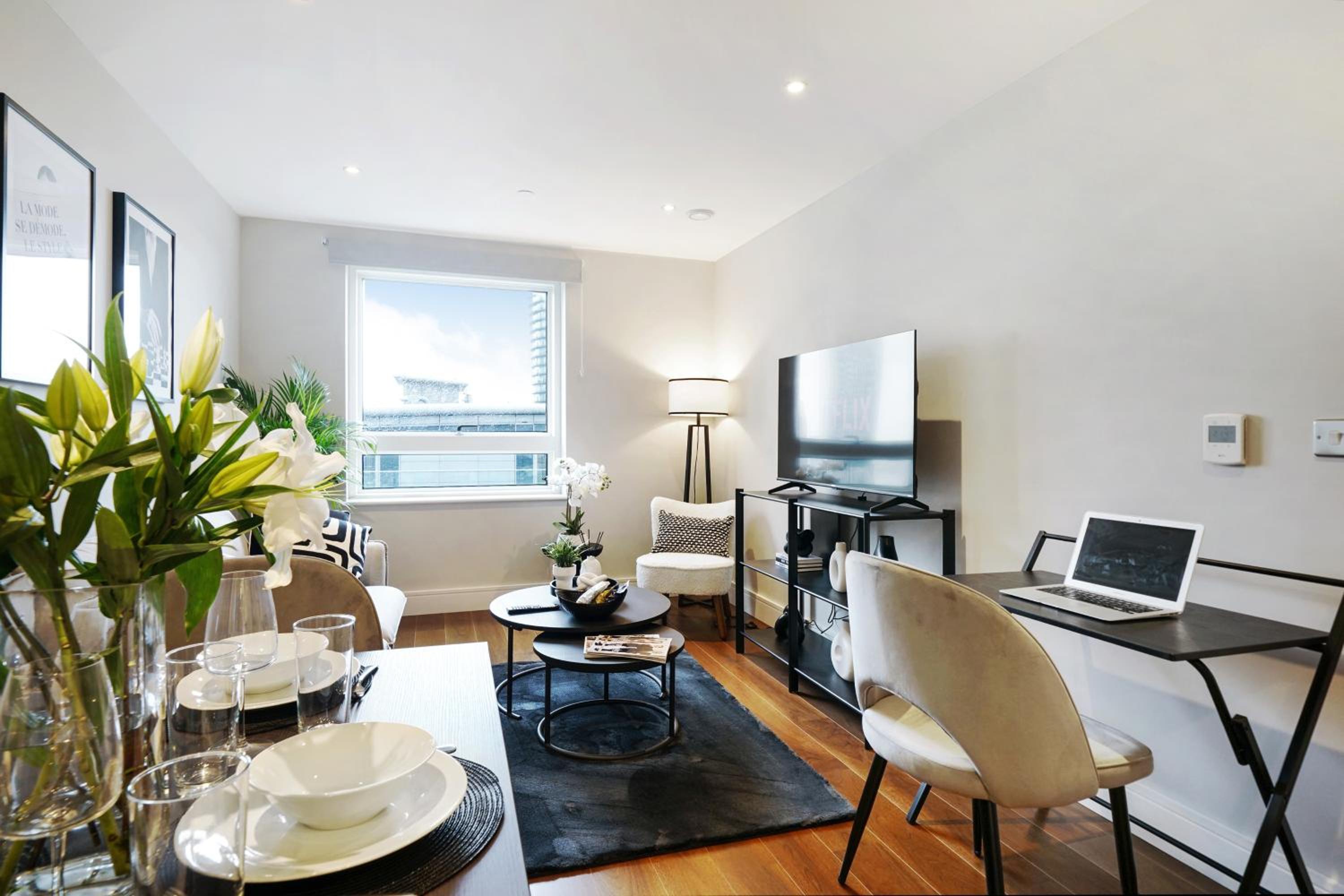 Stunning 2 bed, 2 bath high rise property minutes from Canary Wharf