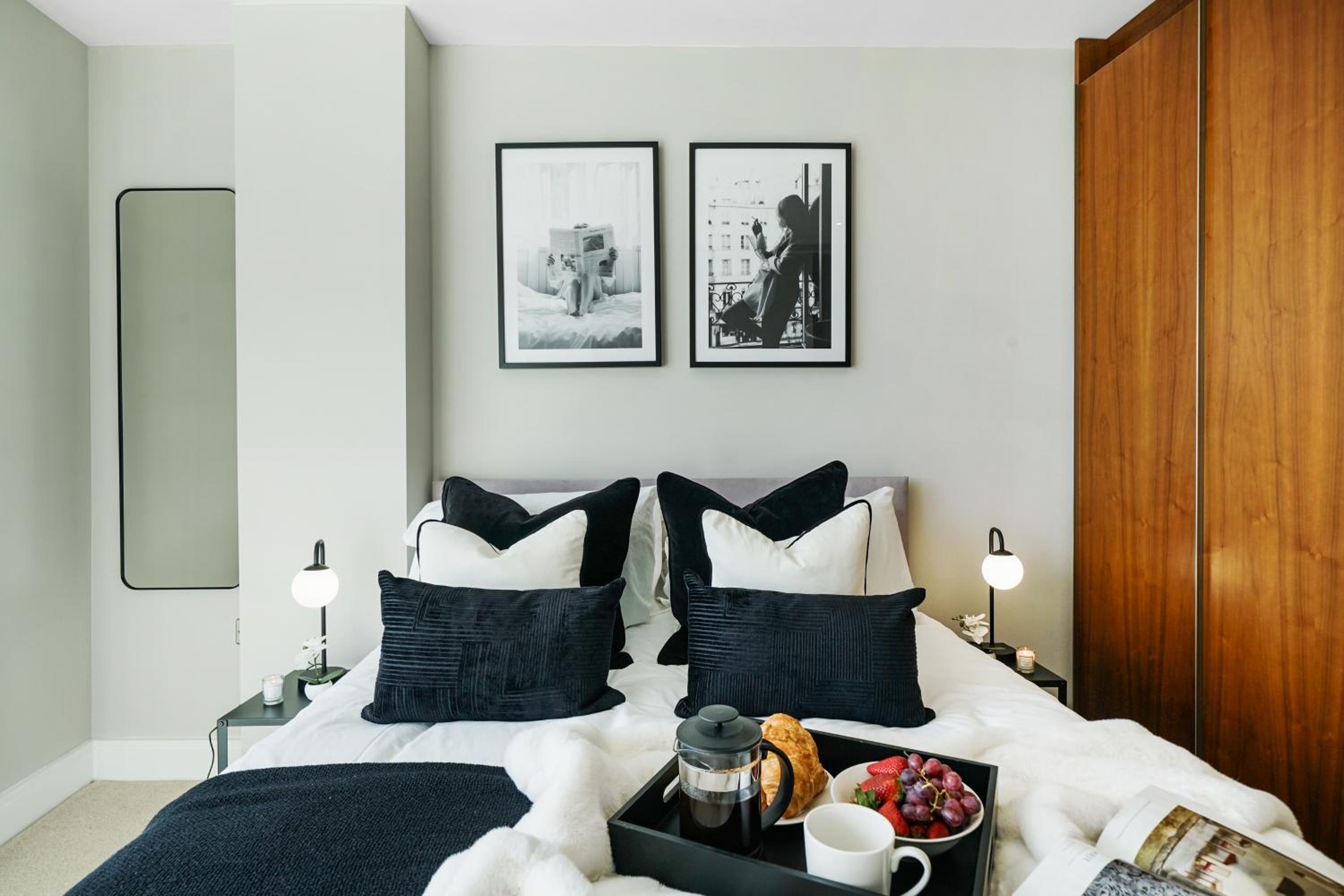 Stunning 2 bed, 2 bath high rise property minutes from Canary Wharf