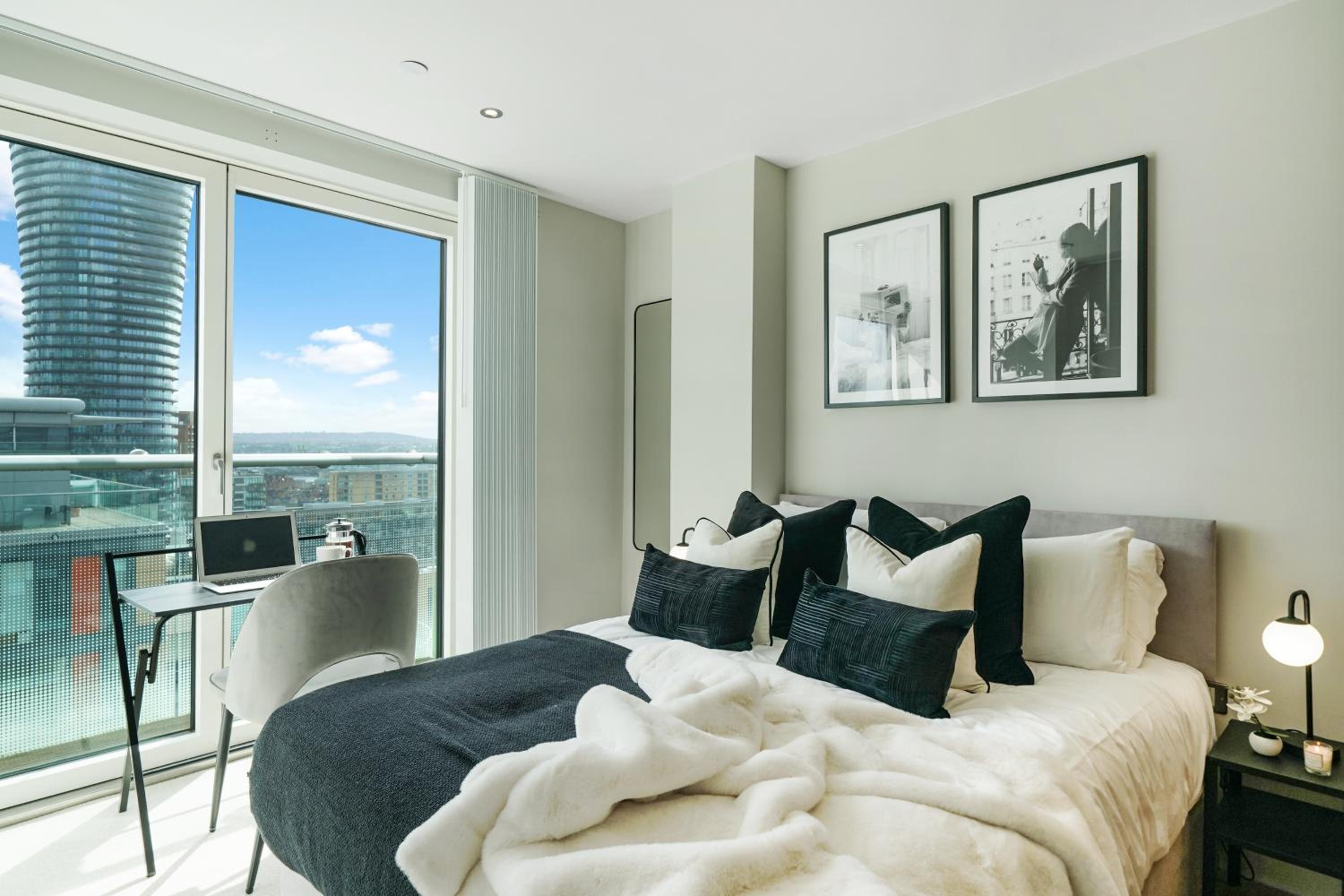 Stunning 2 bed, 2 bath high rise property minutes from Canary Wharf