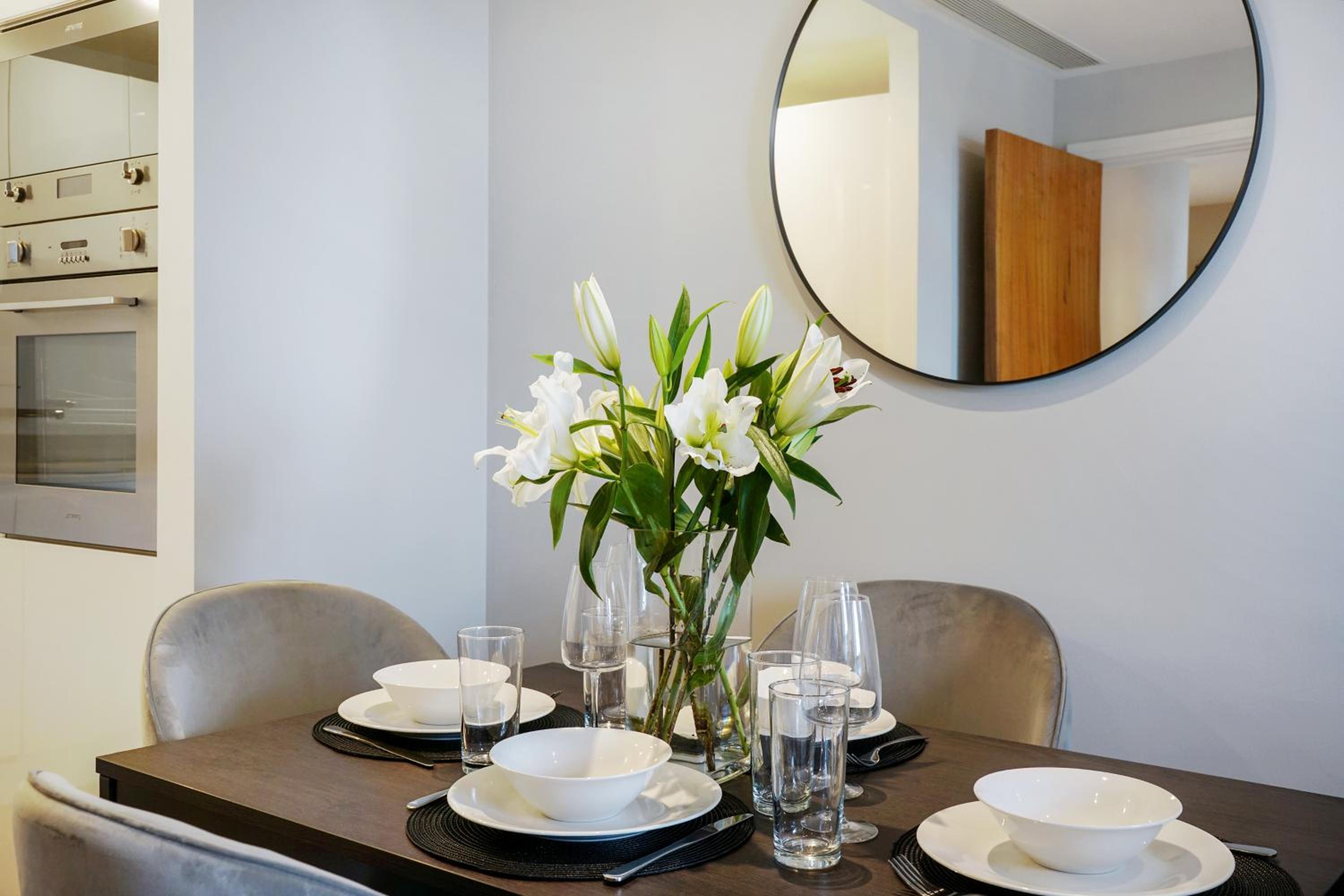 Stunning 2 bed, 2 bath high rise property minutes from Canary Wharf