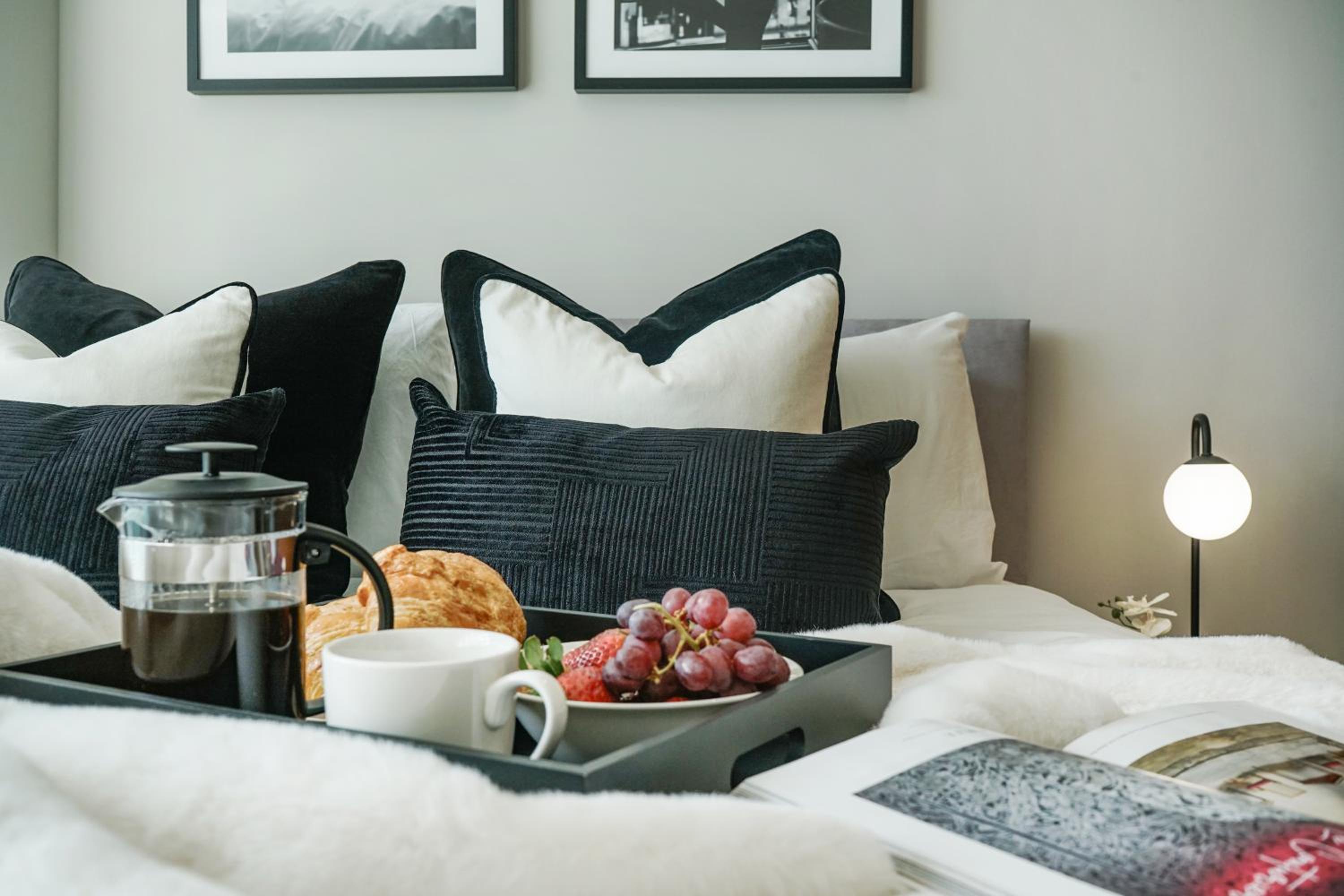 Stunning 2 bed, 2 bath high rise property minutes from Canary Wharf