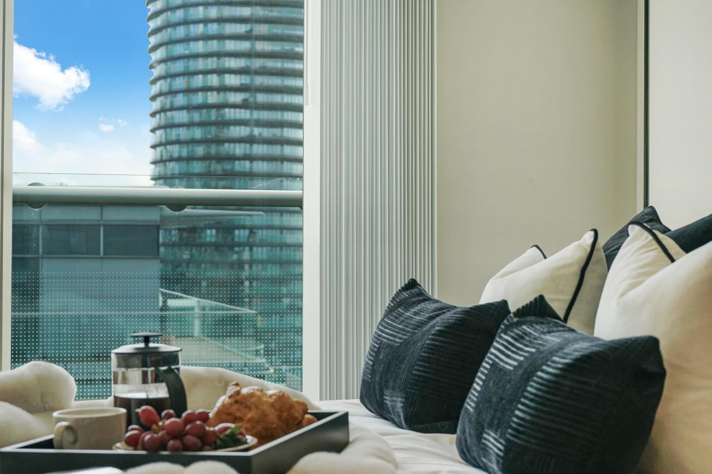Stunning 2 bed, 2 bath high rise property minutes from Canary Wharf