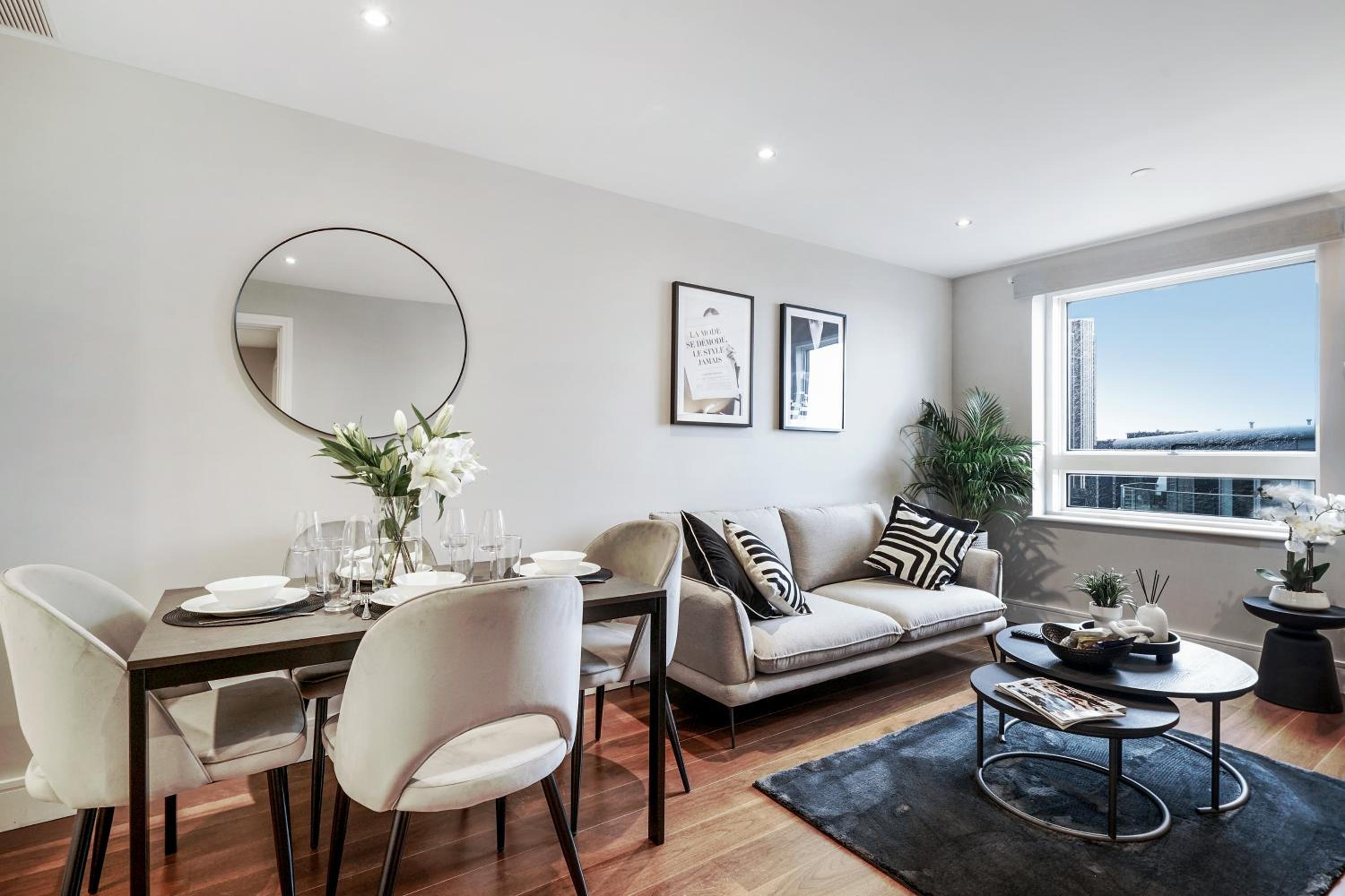 Stunning 2 bed, 2 bath high rise property minutes from Canary Wharf