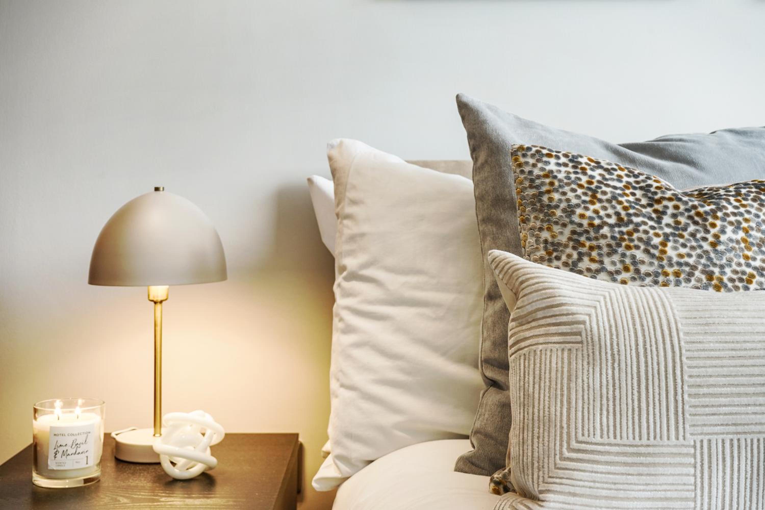 Stunning 2 bed, 2 bath high rise property minutes from Canary Wharf