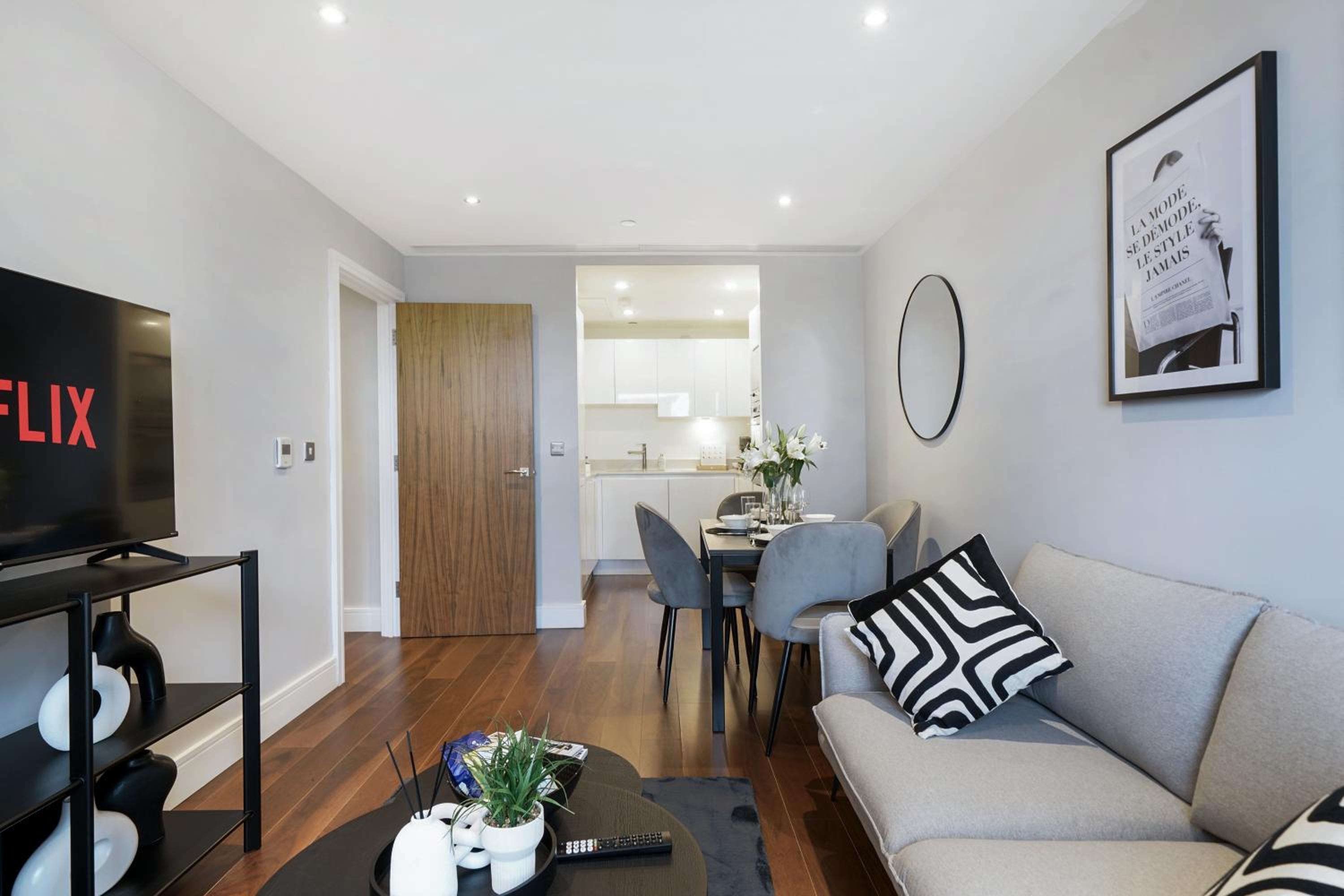 Stunning 2 bed, 2 bath high rise property minutes from Canary Wharf