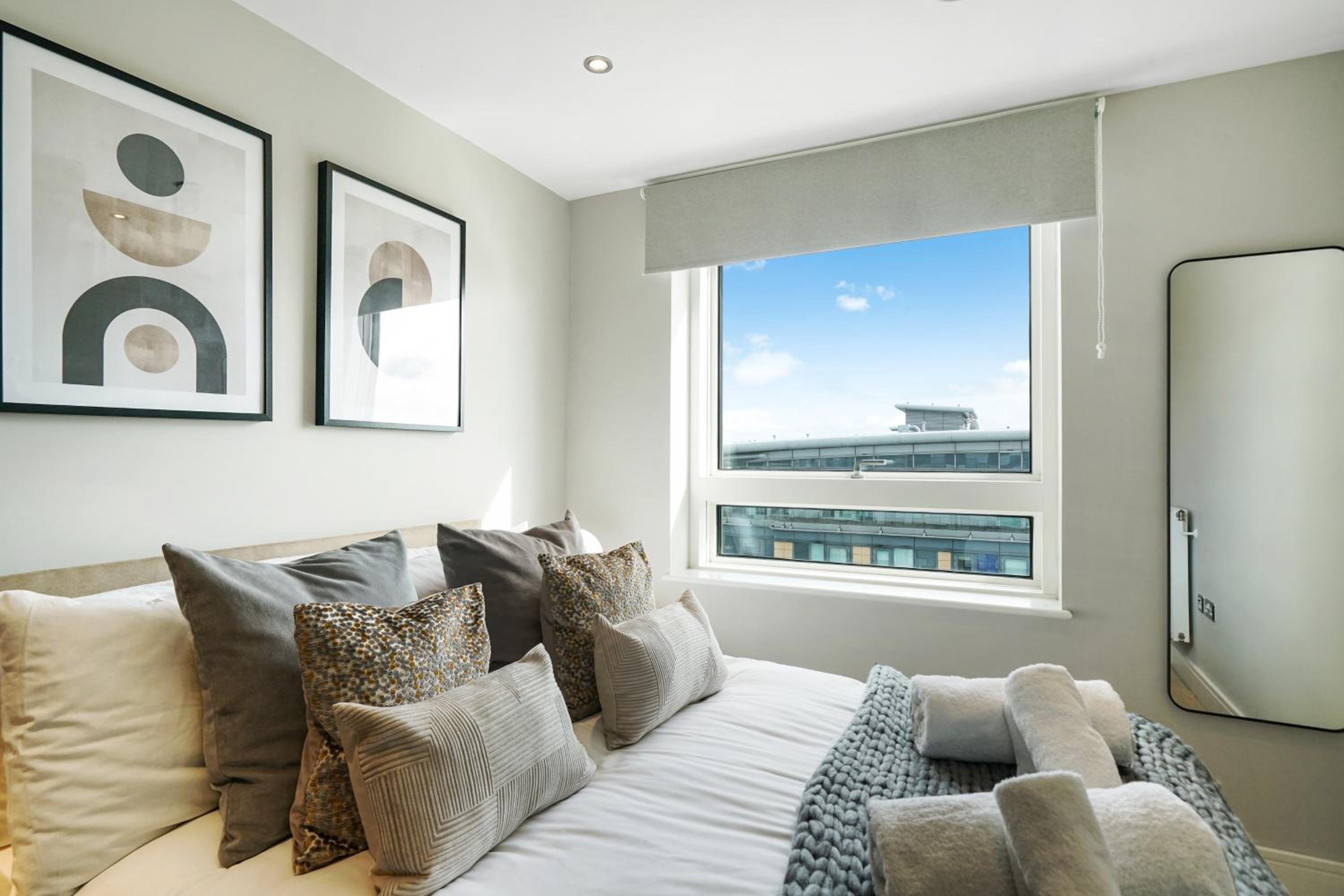 Stunning 2 bed, 2 bath high rise property minutes from Canary Wharf