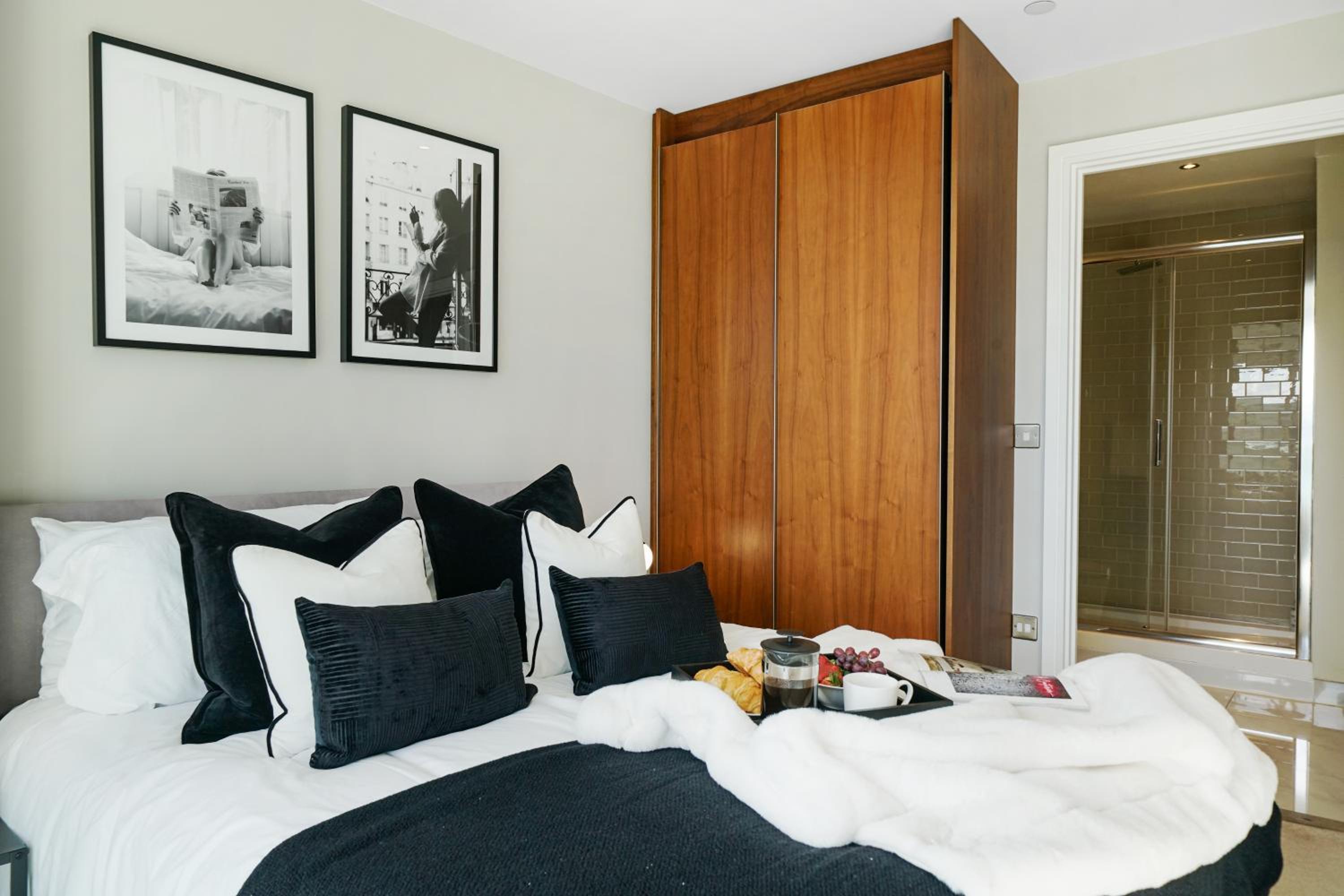 Stunning 2 bed, 2 bath high rise property minutes from Canary Wharf