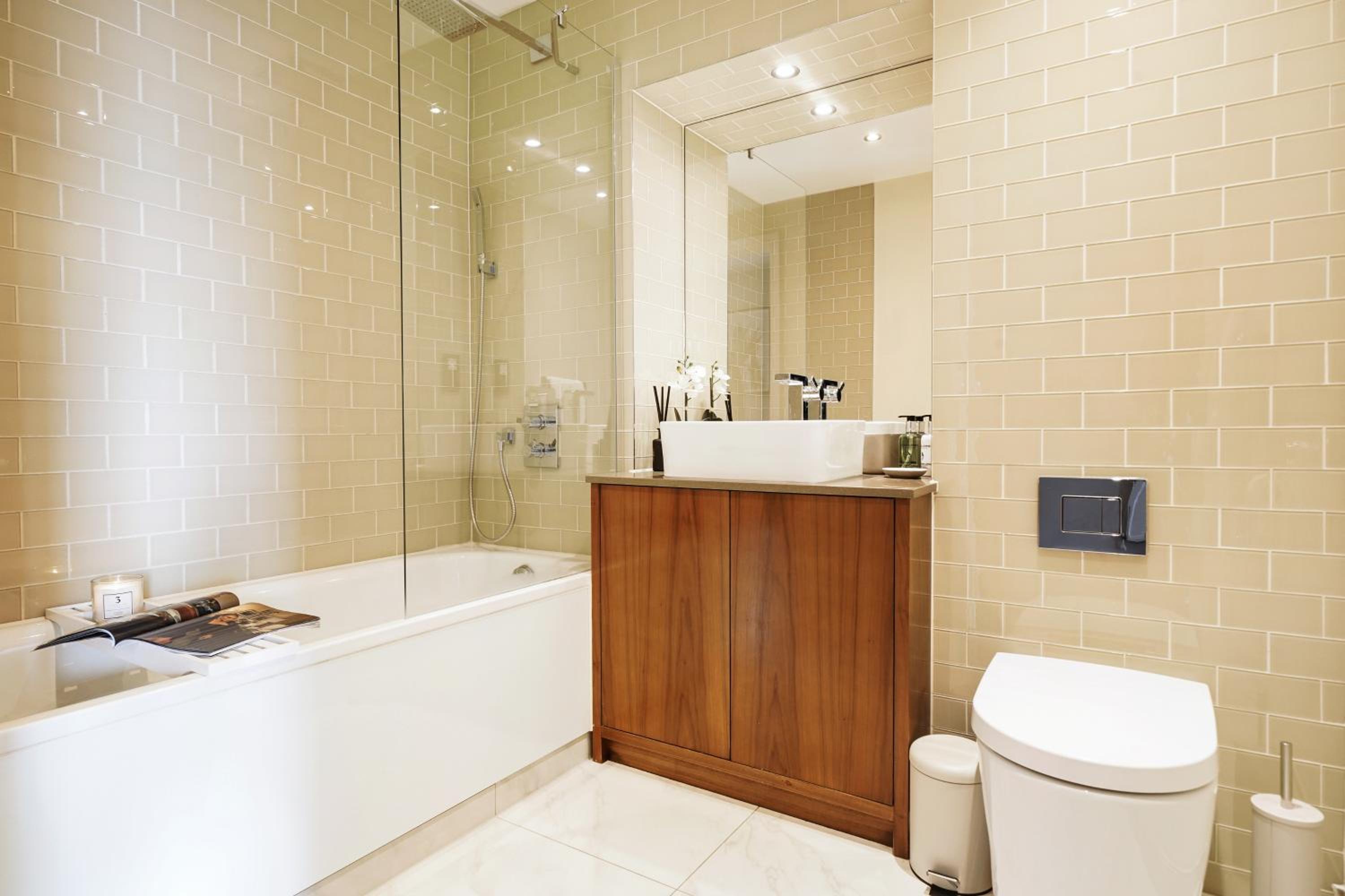 Stunning 2 bed, 2 bath high rise property minutes from Canary Wharf
