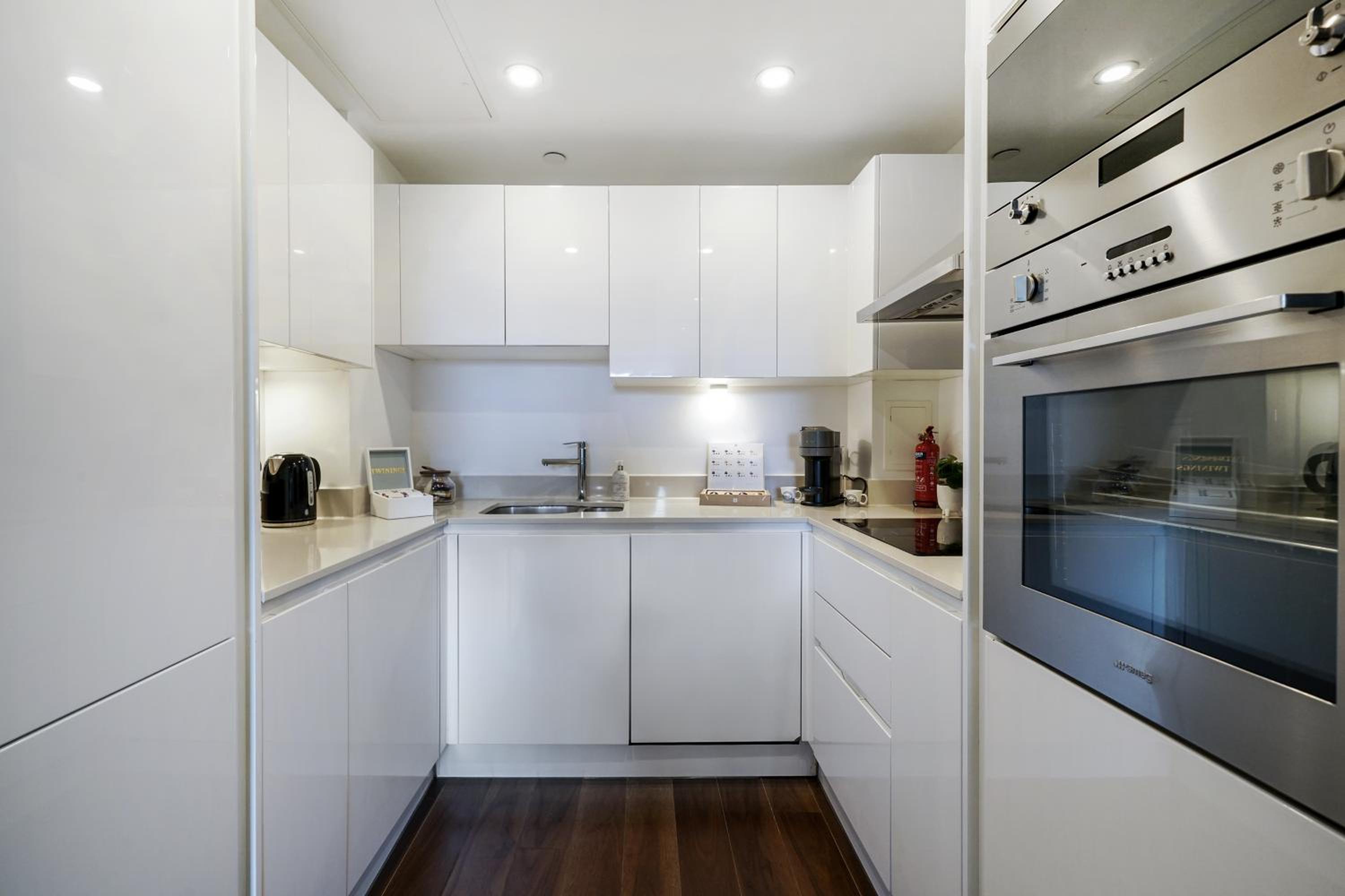 Stunning 2 bed, 2 bath high rise property minutes from Canary Wharf