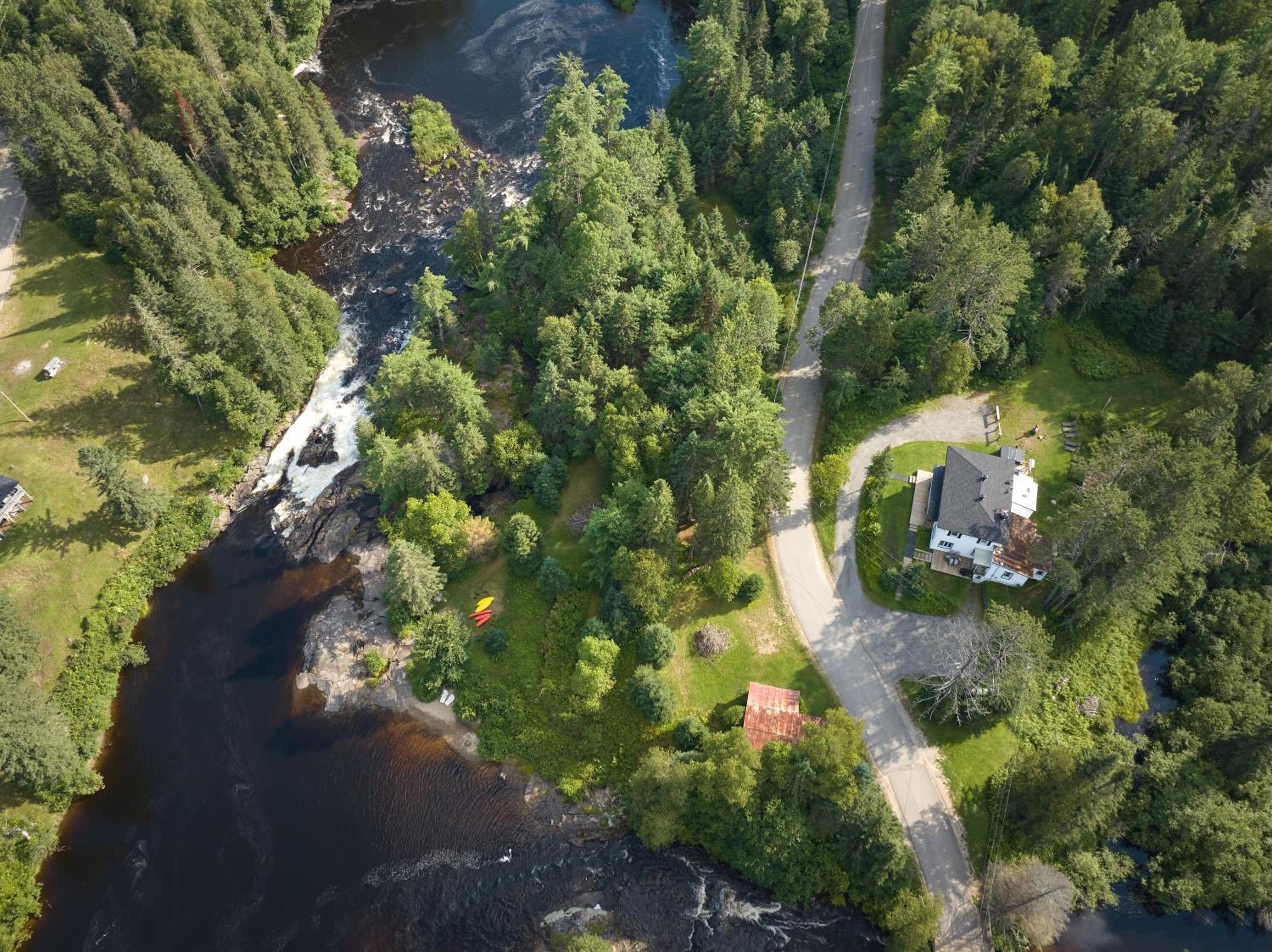 Domaine d'exception, bord de rivière, plage privée, spacieux chalet pour grande famille ou entre amis - activités, spa 10 places