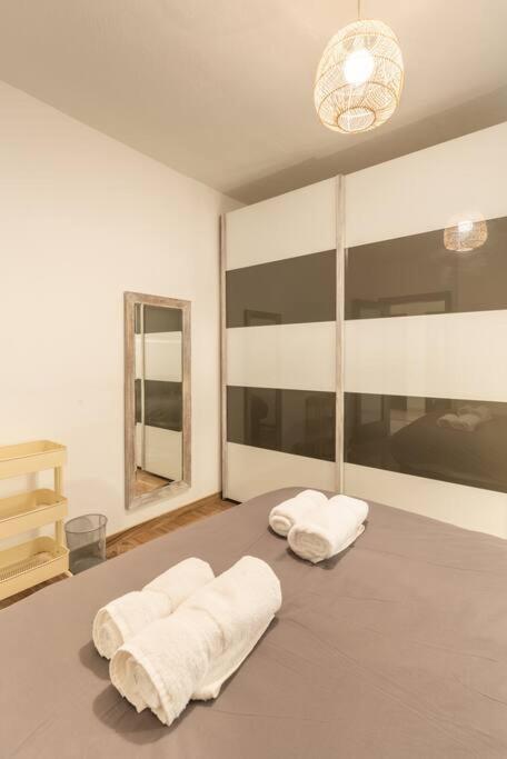Modern Apartment-Hosted by Sweetstay photo 5