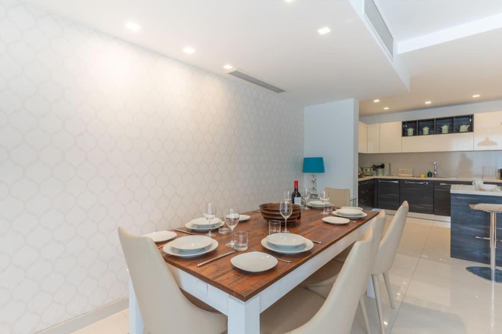 Modern Apartment-Hosted by Sweetstay photo 4