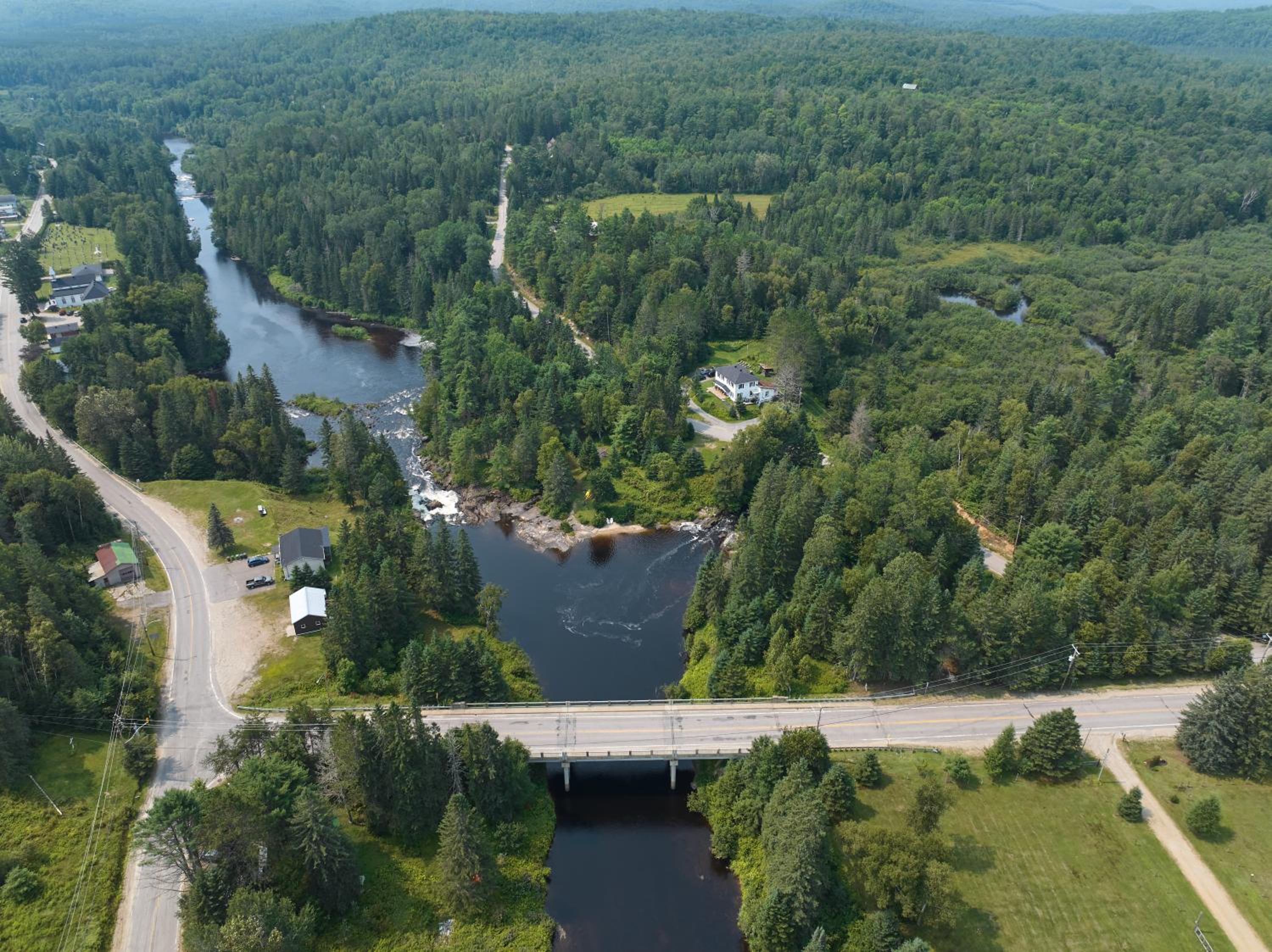 Domaine d'exception, bord de rivière, plage privée, spacieux chalet pour grande famille ou entre amis - activités, spa 10 places