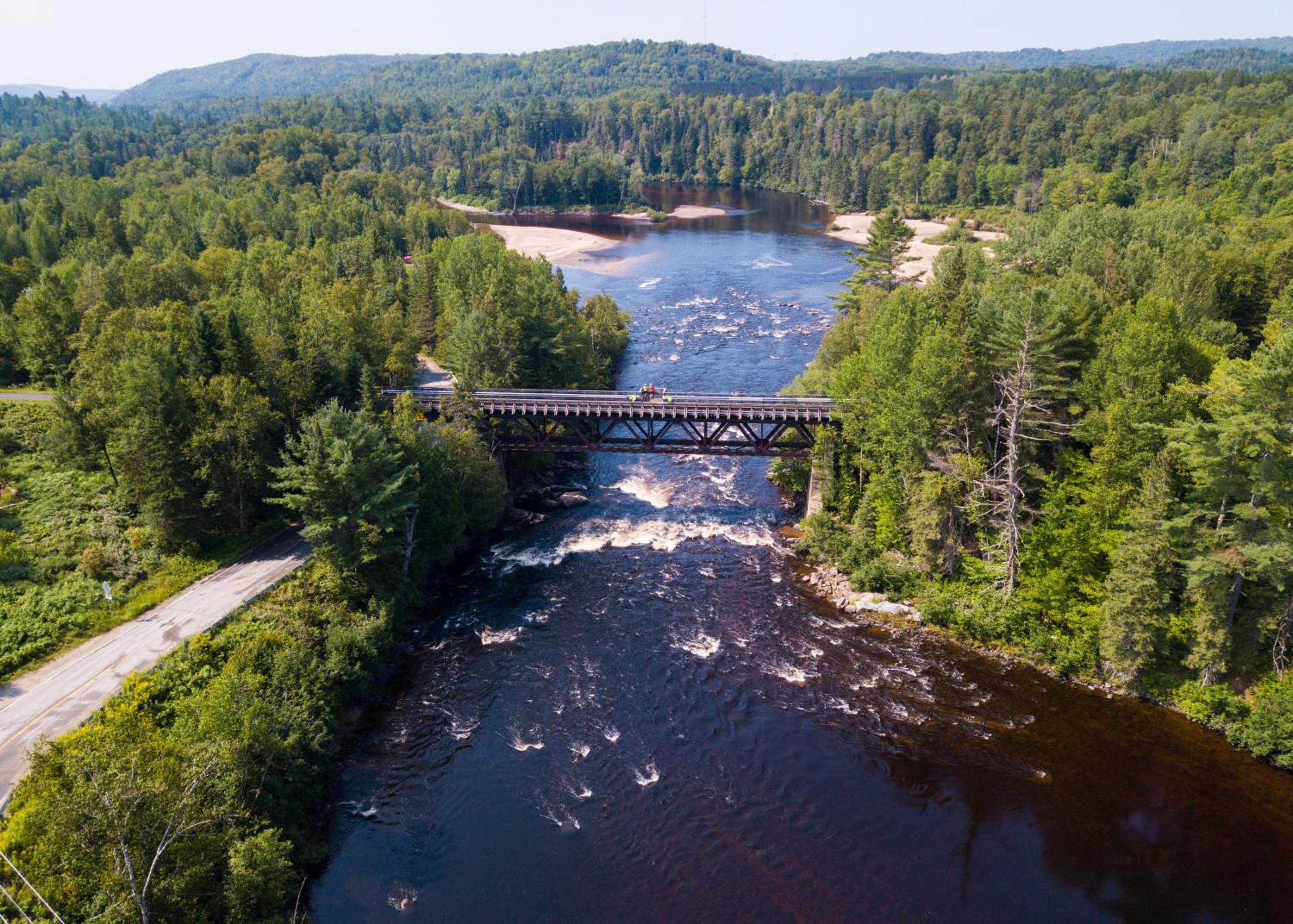 Domaine d'exception, bord de rivière, plage privée, spacieux chalet pour grande famille ou entre amis - activités, spa 10 places