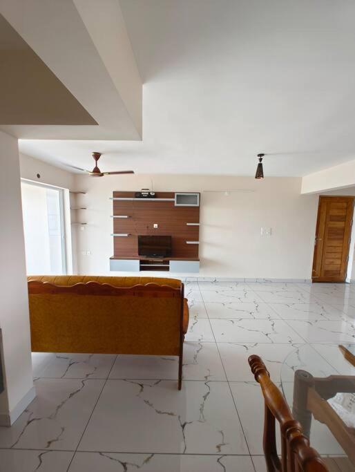 Sky Oasis: Luxe 3BHK Apartment. view 2