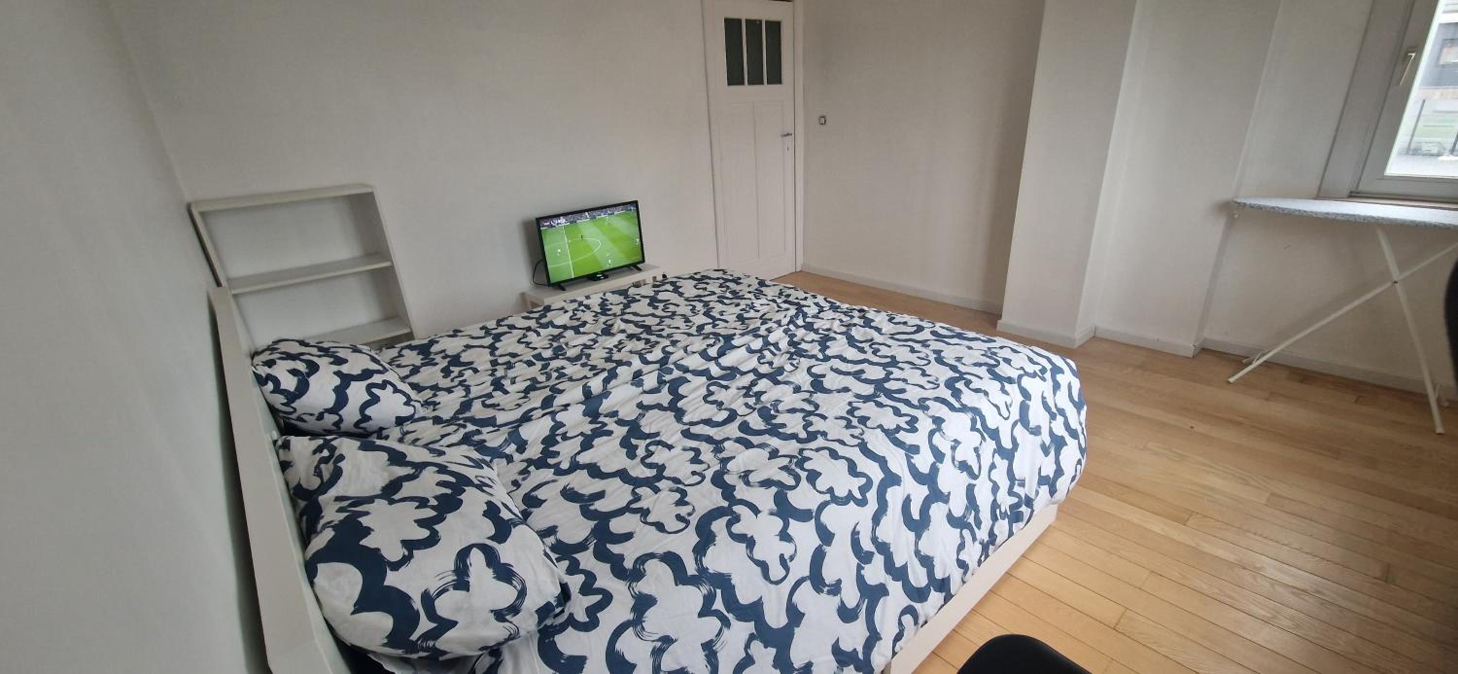 Bright and cozy room close to airport moyen