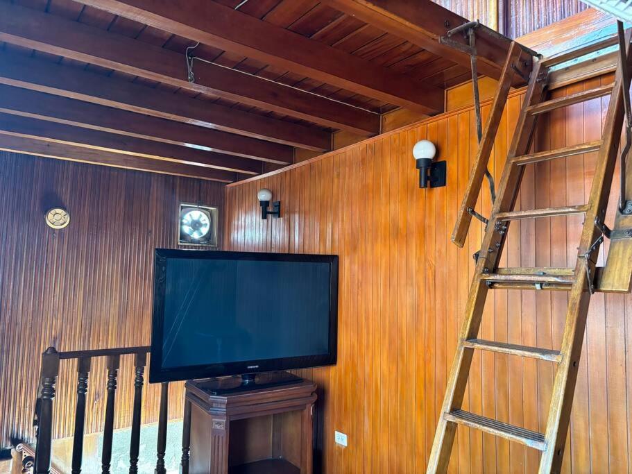 Lujosa casa, excelente sector, amplia con piscina