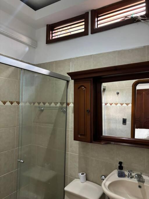 Lujosa casa, excelente sector, amplia con piscina