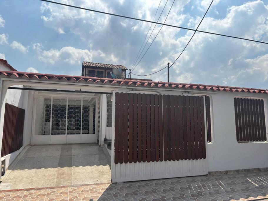 Lujosa casa, excelente sector, amplia con piscina