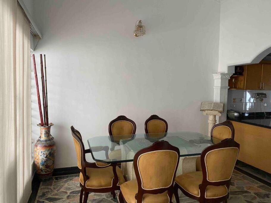 Lujosa casa, excelente sector, amplia con piscina