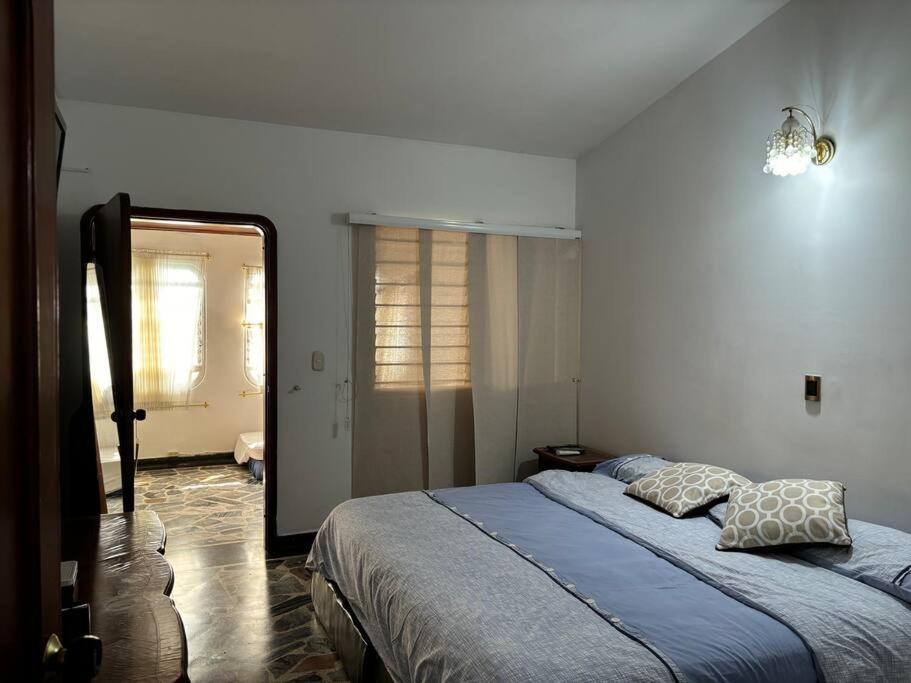 Lujosa casa, excelente sector, amplia con piscina