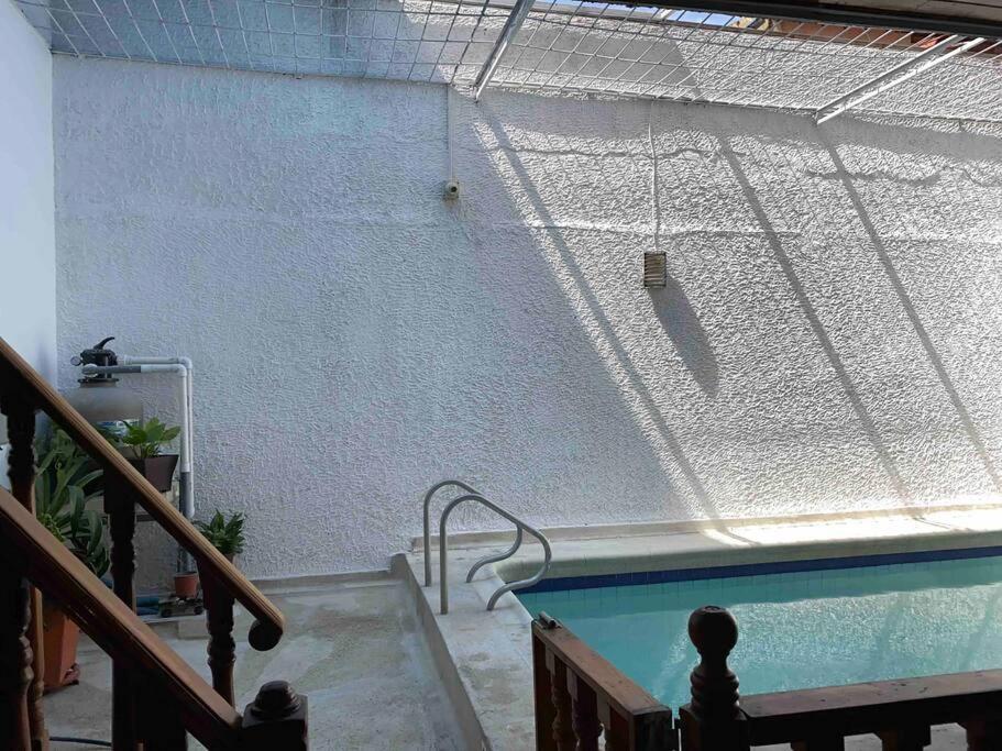 Lujosa casa, excelente sector, amplia con piscina