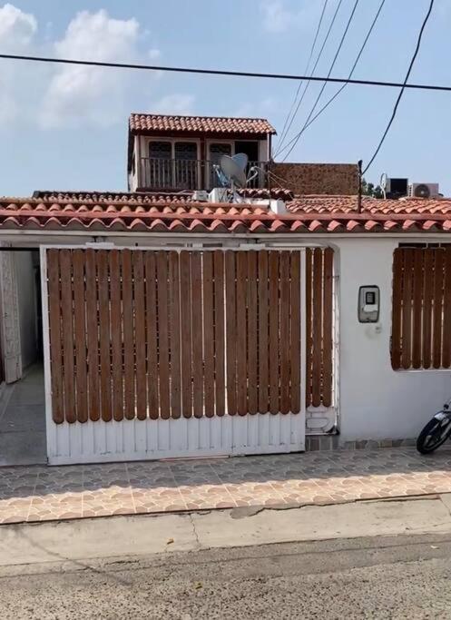 Lujosa casa, excelente sector, amplia con piscina