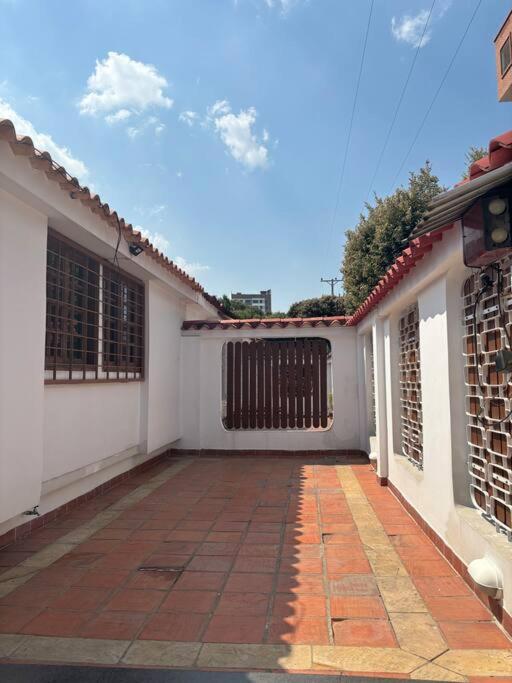 Lujosa casa, excelente sector, amplia con piscina