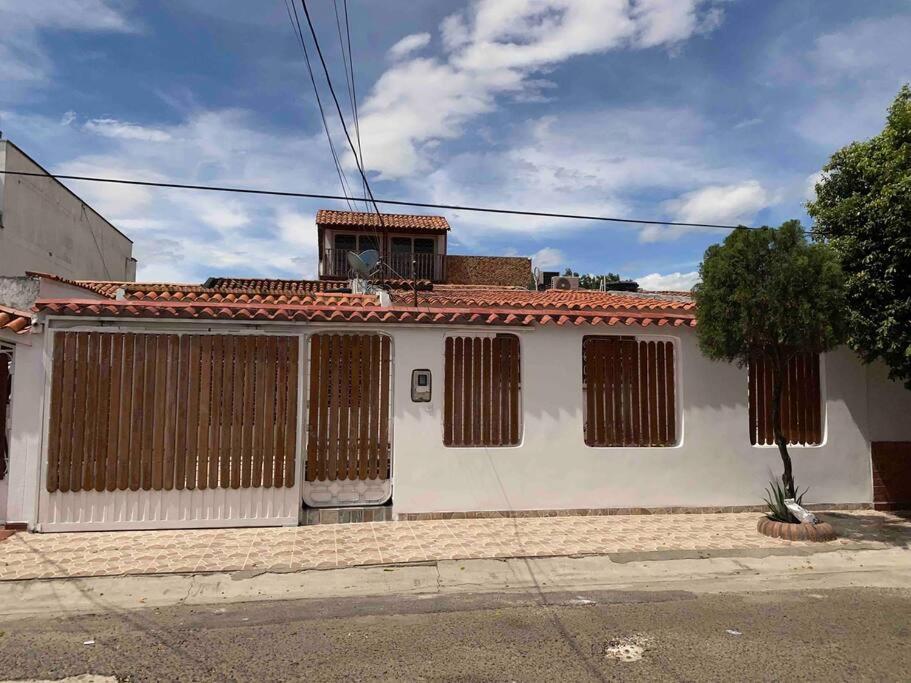 Lujosa casa, excelente sector, amplia con piscina