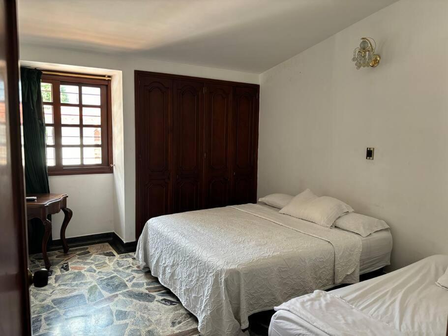 Lujosa casa, excelente sector, amplia con piscina