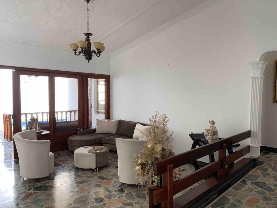 Lujosa casa, excelente sector, amplia con piscina