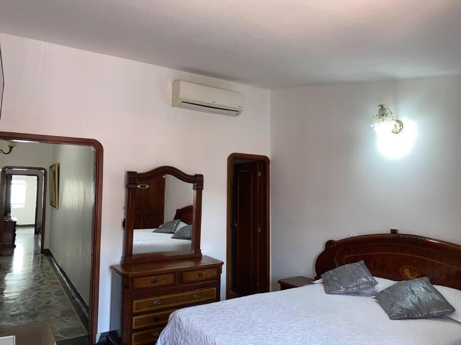 Lujosa casa, excelente sector, amplia con piscina