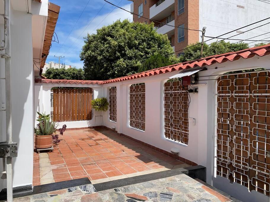 Lujosa casa, excelente sector, amplia con piscina