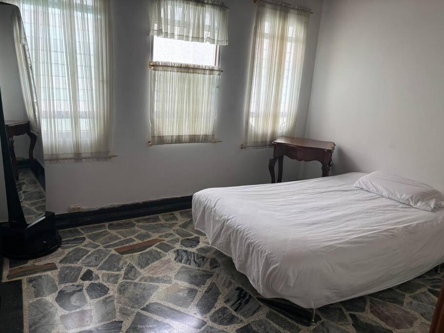 Lujosa casa, excelente sector, amplia con piscina