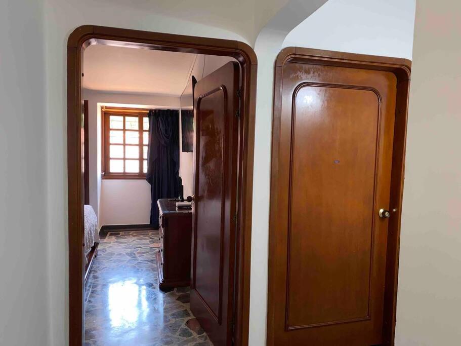 Lujosa casa, excelente sector, amplia con piscina