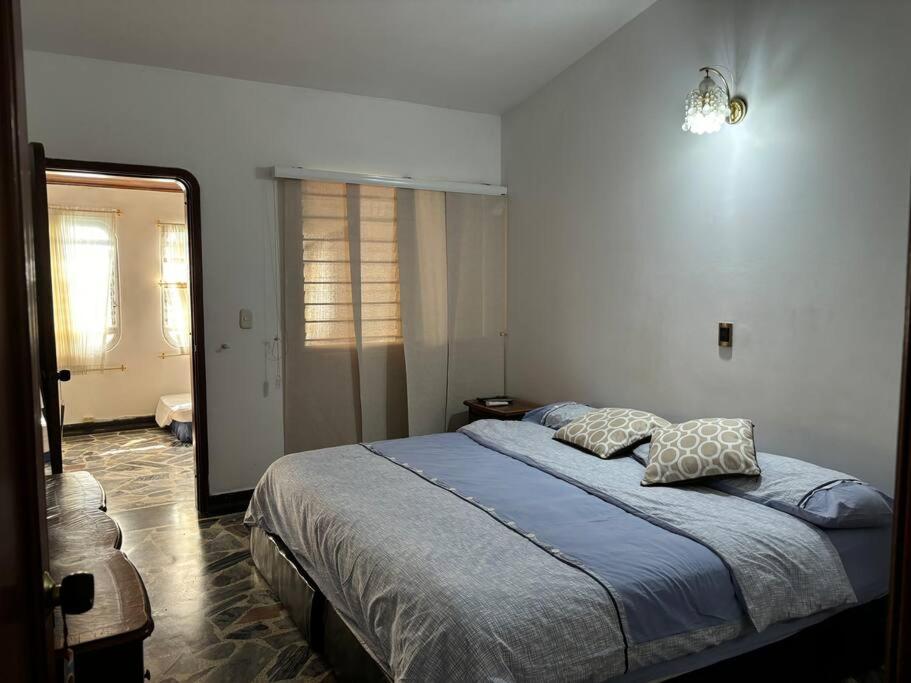 Lujosa casa, excelente sector, amplia con piscina