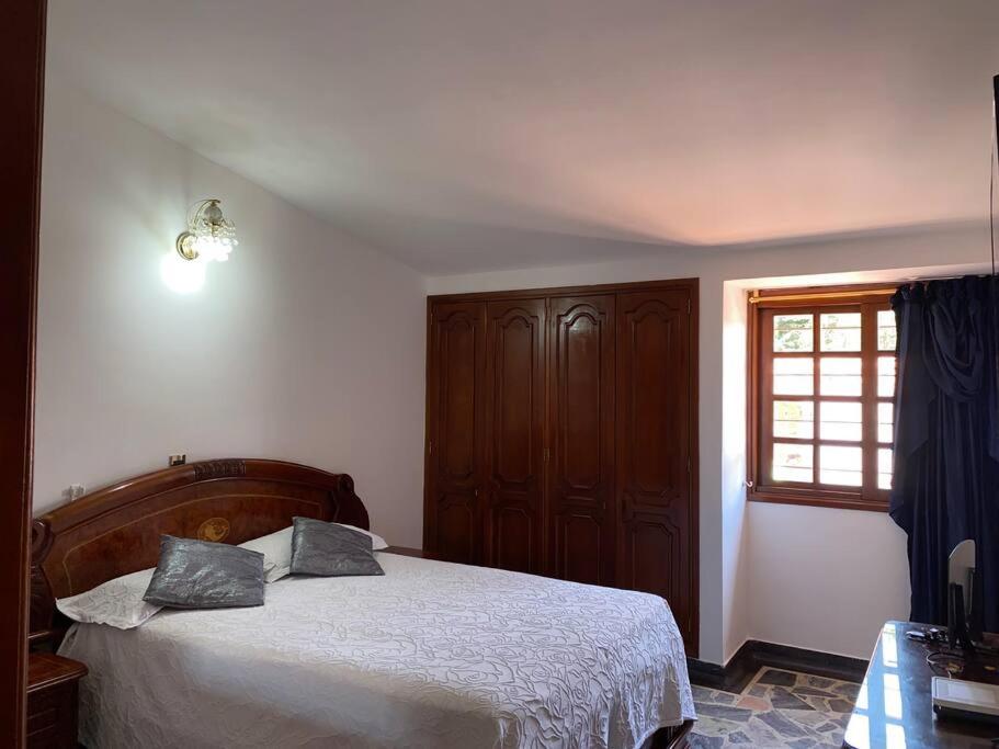 Lujosa casa, excelente sector, amplia con piscina