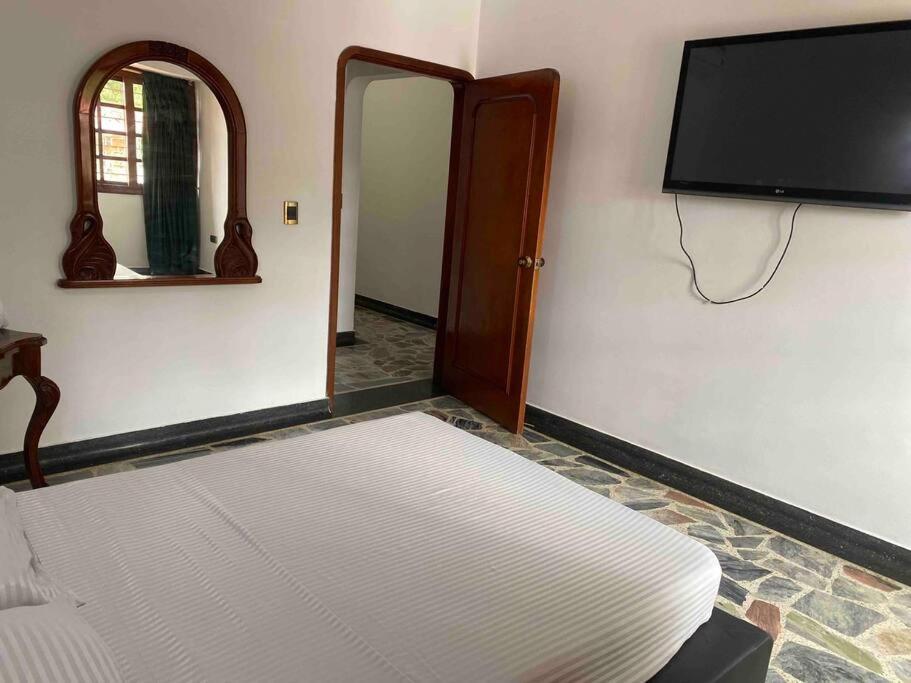 Lujosa casa, excelente sector, amplia con piscina