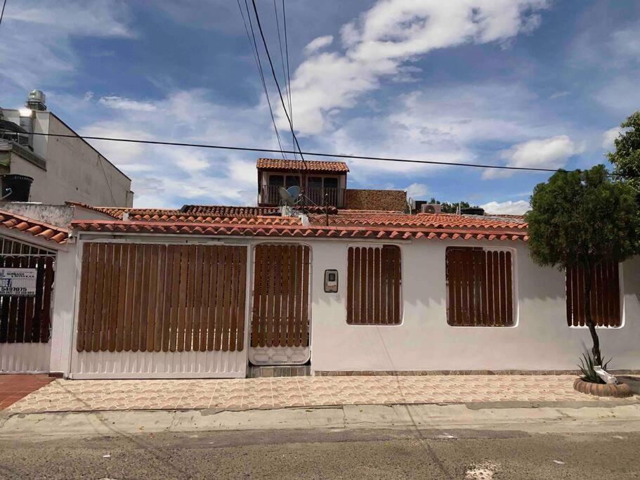 Lujosa casa, excelente sector, amplia con piscina