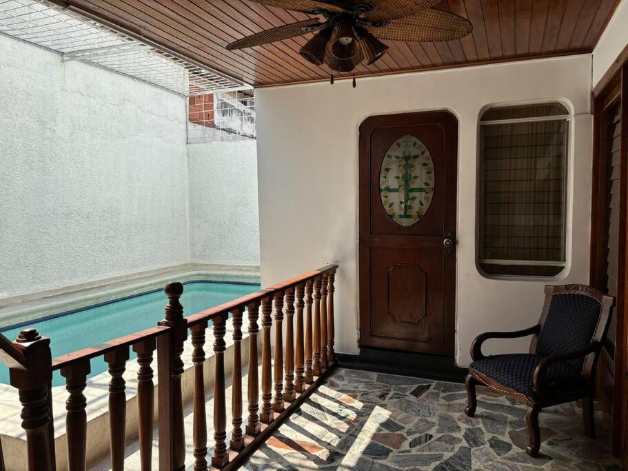Lujosa casa, excelente sector, amplia con piscina