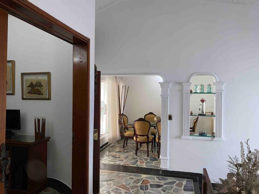 Lujosa casa, excelente sector, amplia con piscina