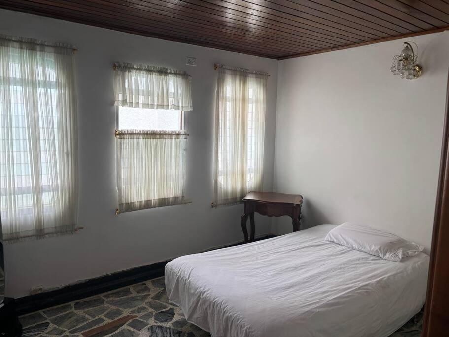 Lujosa casa, excelente sector, amplia con piscina